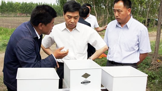 長春市農(nóng)委副主任孫長占、榆樹市市長王是非一行在我公司總經(jīng)理陪同下觀看2ZB-14型播種機(jī)現(xiàn)場(chǎng)演示